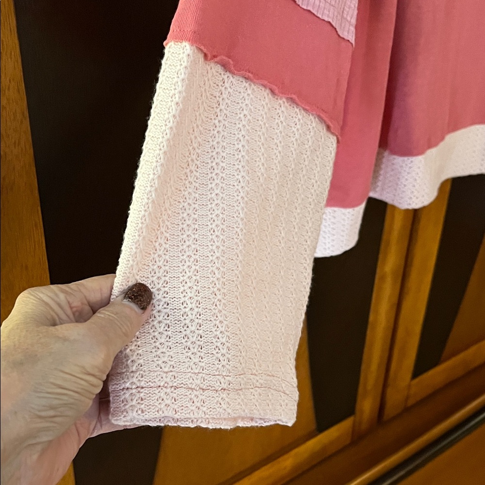 POL Mauve-Pink-White Star Appliqué Long Sleeve w/Scoop Neck & Open Work Accents - Picture 7 of 14